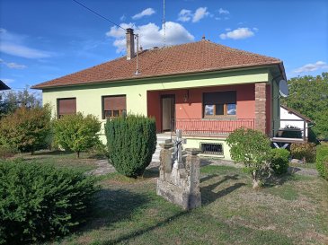 Maison individuelle 5 pièces 131 m². A Enchenberg (57415), Nord Sud Immobilier vous propose cette maison individuelle de plain-pied, construite en 1960, offrant une surface de vie fonctionnelle et de beaux volumes.

La partie habitation, située sur un même niveau, se compose d'une entrée avec dégagement, d'une cuisine aménagée ouverte sur un séjour donnant accès à une terrasse entièrement couverte, d'un salon, d'une salle à manger, d'une salle d'eau avec WC ainsi que de trois chambres.

Le bien bénéficie également d'un sous-sol complet comprenant notamment un garage, d'une cour arrière pavée ainsi que d'une dépendance non attenante d'environ 50 m² offre un double garage ainsi qu'un espace de stockage, idéale pour répondre aux besoins de stationnement, de rangement ou de bricolage, le tout implanté sur un terrain de 10 ares.

Les informations sur les risques auxquels ce bien est exposé sont disponibles sur le site Géorisques : www.georisques.gouv.fr

Contact Nord Sud immobilier à Rohrbach les Bitche, Bitche, Diemeringen et Sarreguemines.