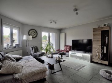 Immo Losch vous propose ce bel appartement à louer sis à Peppange, commune de Roeser.

A proximité de Bettembourg, de la cloche d'or, du ban de Gasperich et de Hesperange.

Description :

- 1 étage avec ascenseur
- Hall d'entrée
- Salon avec accès au balcon 
- Cuisine ouverte
- 2 chambres à coucher
- salle de bain 
- Balcon 
- Emplacement intérieur et extérieur
- cave
- buanderie commune 

L'appartement est disponible pour le 01.10.2025

Loyer : 1500,-€
Charges : 280,-€ (électricité de l'appartement et les frais de l'internet/TV ne sont pas compris dans les charges mensuelles)
Caution: 3000,-€ (2 mois)
Frais d'agence : 877,50 € TTC 17% (partie locataire)

Si vous êtes intéressé et souhaitez obtenir davantage de renseignements ou organiser une visite, n’hésitez pas à nous contacter par mail à l’adresse suivante : info@immolosch.lu ou par téléphone au 26 53 26 11.

 ---------- 
Immo Losch bietet Ihnen diese schöne Wohnung zur Miete in Peppange, Gemeinde Roeser, an.

In der Nähe von Bettembourg, Cloche d'Or, Ban de Gasperich und Hesperange.

Beschreibung:

Etage mit Aufzug

Eingangsbereich

Wohnzimmer mit Zugang zum Balkon

Offene Küche

2 Schlafzimmer

Badezimmer

Balkon

Innen- und Außenstellplatz

Keller

Gemeinsame Waschküche

Die Wohnung ist ab dem 01.10.2025 verfügbar.

Miete: 1.500,- €
Nebenkosten: 280,- € (Strom der Wohnung sowie Internet/TV sind nicht in den monatlichen Nebenkosten enthalten)
Kaution: 3.000,- € (2 Monate)
Maklergebühr: 877,50 € inkl. 17 % MwSt. (Anteil Mieter)

 ---------- 
Immo Losch is pleased to offer this beautiful apartment for rent in Peppange, municipality of Roeser.

Close to Bettembourg, Cloche d'Or, Ban de Gasperich and Hesperange.

Description:

1st floor with lift

Entrance hall

Living room with access to the balcony

Open kitchen

2 bedrooms

Bathroom

Balcony

Indoor and outdoor parking space

Cellar

Communal laundry room

The apartment is available from 01.10.2025.

Rent: €1,500
Charges: €280 (electricity of the apartment and internet/TV are not included in the monthly charges)
Deposit: €3,000 (2 months)
Agency fee: €877.50 incl. 17% VAT (tenant’s share)

If you are interested and would like more information or to arrange a viewing, please contact us by email at info@immolosch.lu
 or by phone at 26 53 26 11.