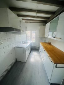 Quartier préfecture, joli F5 duplex de 90m².

Il se compose d'une entrée, cuisine, 1 chambre, salle de bain (baignoire), WC.

A l'étage : 2 chambres, espace mezzazine, douche et WC.

Chauffage individuel au gaz.

Libre le 15/09/2025