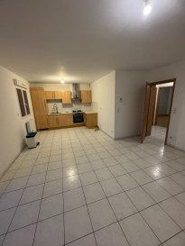 Très bel appartement situé au rdc d'une petite copropriété
Il se compose de 2 chambres, un séjour cuisine équipée, une salle de douche et un wc séparé. Une entrée avec un placard,
une cave, un parking au sous-sol et un parking extérieur