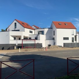 A VILLERS-LA-MONTAGNE (54 920).
A louer un appartement neuf jamais occupé situé au 1er étage, d'une superficie habitable d'environ 75m² avec une terrasse de 4m².

SITUE A 10 MINUTES DE DIFFERDANGE (Grand-Duché-de-Luxembourg) dans une résidence neuve avec un ascenseur.

APPARTEMENT DISPONIBLE DE SUITE.

LOYER 1350€.
CHARGES MENSUELLES 50€.
DEPOT DE GARANTIE 1350€.
FRAIS D'AGENCE 1400€.

CONSISTANCE:

Une entrée dégagement, une cuisine équipée ouverte sur le salon salle à manger avec un accès sur une terrasse.
Deux chambres, une salle de douche avec un meuble une vasque, un  cabinet de toilette.

Chauffage électrique par les sol.
Double vitrage PVC avec des volets roulants électriques.

UNE PLACE DE PARKING PRIVATIVE EN SOUS-SOL.
AINSI QUE DEUX PLACES DE PARKING PRIVATIVES EN EXTERIEUR.