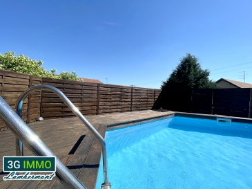 3G Immo Lambermont, vous présente à Fresnois-la-Montagne (à 10 minutes de Lexy et à 20 minutes des frontières) un corps de ferme rénové, rempli de potentiel ! Le projet idéal pour une vie de famille et/ou un investissement immobilier (location, Airbnb, chambres en collocation…) 

Développant 339m² sur 2 niveaux, ce bien se compose au rez-de-chaussée d’une maison d’habitation (env. 150m²), au premier et dernier niveau d’un appartement (env. 130m²) et d’un studio (35m²). Le tout, construit sur une parcelle d’environ 11,1 ares avec terrasse, une piscine chauffée, offrant peu de vis-à-vis et une vue parfaitement dégagée sur la nature.

L’habitation du rez-de-chaussée comprend une superbe pièce de vie de 56 m² avec cuisine full équipée haut de gamme de 2020 et un accès direct sur la terrasse et le jardin ; 4 belles chambres (13,2 / 13,7 / 15 et 19,5m²) sont également présentes ainsi qu’un Wc indépendant et une salle d’eau avec une grande douche italienne. Une pièce technique avec la buanderie et la chaufferie ainsi qu’un garage de 32m² avec ses portes en vis-à-vis complètent ce niveau.

Au premier étage, via une entrée indépendante, nous retrouvons l’appartement avec sa vaste pièce de vie de 56,7m² avec sa cuisine équipée, 3 chambres (9,7 / 11,2 et 37,3m² !) et une salle d’eau entièrement carrelée avec douche italienne et Wc. Le studio se compose quant à lui d’une pièce de vie (17,5m²), d’une chambre de 13,6m² (dont 4,4m² de partie dressing) et d’une salle d’eau. 
La maison est élevée sur deux caves.

Au niveau technique, ce corps de ferme a été rénové en 2020 (électricité, plomberie…), il possède un très bon rapport énergétique :DPE : C et GES : A. La toiture et la zinguerie ont été refaites en 2023, les huisseries sont en DV PVC et le chauffage est assuré par une chaudière à pellets de 2020. La piscine est chauffée grâce à une pompe à chaleur indépendante. Le RJ 45 est présent dans toutes les pièces.

Pour toutes demandes de renseignements et/ou visites :
Grégory 06 42 85 79 02
