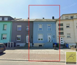 Maison moderne et spacieuse avec garage et jardin et 2 emplacement voiture, située à proximité des écoles, crèches, Université et centres commerciaux tels que 