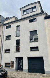 KAYL-TETANGE, 549.000 Euros

Appartement-Duplex au 2ième et 3ième étage (+-78,15m2) dans une résidence de 4 unités. Construction 2012. D/D. Près de toutes commodités et accessibilité.

Sous-sol:
1 emplacement intérieur (+-13,29m2), Buanderie commune.

2ième étage:
Hall d'entrée (+-3m2), WC séparé (+-1,5m2), Living très lumineux (+-30m2) avec accès Terrasse (+-3m2 / Exposition Nord-Est avec vue imprenable), cuisine équipée ouverte (2014 / Valeur 15.000 Euros), Débarras (+-2m2, 1 chambre (+-14m2)

3ième étage:
salle de douche italienne (+-4m2), 2 chambres (+-12m2, 10m2).

Équipements:
Dalles en Béton, Triple vitrage PVC avec volets électriques (2012), Chauffage Gaz aux sols (2012), Toit (Ardoise / isolé / 2012), Électricité (2012), Façade (isolée / 2012), Sanitaire (2012), Détecteur de Fumée, Parlophone, Détecteur de Fumée.

Super Affaire à saisir...

***HERBY IMMO = MEILLEURS PRIX DU MARCHE***

(Herby Immo vous garantit le prix d'achat le moins cher du marché)

(Communiquez-nous un bien immobilier à Herby Immo A Vendre ou A Louer et GAGNEZ Facilement de l'argent)