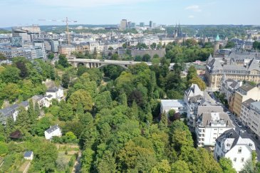 Immomod S.A. vous propose une belle maison de maître à 2 min du centre-ville à pied.

La maison est implantée sur un terrain de 13 ares, elle était complètement rénové en 2012 avec les matériaux haut de gamme.

Cette noble maison sera parfaite pour une résidence privée, un family office ou pour une ambassade.

Elle est disponible immédiatement.

Vente par 