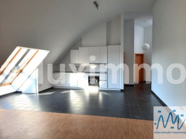 A Howald, Commune de Hesperange,
''active relocation luxembourg'' vous propose un joli appartement mansardée style Loft de +/-66m² avec une chambre.

Au 4ème étage de la résidence ''Rubin et Saphir'' 
L'appartement est accessible via l'ascenseur jusqu'au 3ème étage de la résidence et ensuite par l'escalier privatif menant au 4ème étage.
Cet appartement aux beaux volumes comprend un hall d'entrée, un grand living avec coin office et sa cuisine ouverte, la chambre, une salle de bains avec baignoire et WC.

Une cave, un emplacement de parking intérieur complètent ce très beau bien.

surface habitable: +/- 65,39m² 
surface utile de l'appartement mansardé: +/- 100m²

Adresse du bien: 3, rue du Couvent, L-1363 Howald-Hesperange


Loyer : 1.900 euros
Avances charges : 250 euros
Caution : 3.800€
Part commission d'agence à charge du locataire : 50% d'un mois de loyer + 17% de TVA
Disponibilité: +/- début août 2025

Si vous pensez vendre ou louer votre bien, 