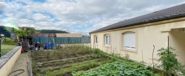!Fameck , maison plain pied de 150 m2 sur 6,5 ares de terrain 
Cette maison se compose d'une entrée , grand salon accès terrasse , cuisine équipée , 4 chambres à coucher, toilette individuel avec point d'eau , salle de bains avec baignoire vasque et radiateur porte serviette,buanderie, garage avec porte motorisée, terrasse et jardin clos
Libre de suite
Prix : 356 000 € avec frais agence inclus