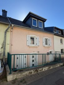 Maison ancienne à rénover dans un emplacement calme et avec une belle vue sur la vallée.

On accède au bâtiment par un couloir qui relie toutes les autres unités. On y trouve un grand salon/salle à manger, une pièce pour une cuisine, une pièce pour un cellier et le couloir d'accès à la cave. Celle-ci dispose également d'une entrée indépendante depuis la rue. Au premier étage, il y a 3 chambres, une salle de bains et une grande terrasse avec une vue splendide sur la vallée. Par une échelle escamotable, on accède au spacieux grenier. La toiture est en bon état et le grenier peut être aménagé en accord avec la commune. Dans la cave, il y a une pièce pour le chauffage au mazout, un autre cellier et l'accès au jardin à l'arrière. Il n'y a pas de garage. Les fenêtres sont à double vitrage.

La maison doit être en grande partie rénovée ! 

Dalheim fait partie des villages prisés près de la Moselle. On y trouve plusieurs restaurants et de bonnes connexions de transport. Des possibilités d'achat sont disponibles à Remich, Mondorf ou Alzingen. La ville de Luxembourg et le Kirchberg sont facilement accessibles. La maison est située dans une rue très calme avec un accès direct à la nature.