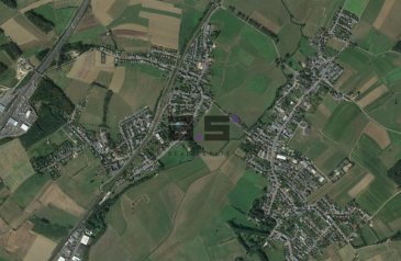 C'est dans la localité de Berchem, située sur la commune de Roeser qu'A.S. Real Estate vous propose cette maison jumelée construite en 1978 sur un terrain de +/- 4 ares.   

Idéal pour une famille en quête d'un bien où chacun disposera de suffisamment d'espace, elle offre une surface brute de +/- 250 m² et environ 140m² de surface habitable, le tout réparti sur 3 niveaux.   

Au rez-de-chaussée un hall d'entrée distribue un double séjour d'environ 30 m², une cuisine séparée de 15 m² avec accès à une grande terrasse et au jardin, et d'une salle de bains de +/- 9 m².   

Le premier étage est composé d'un hall de nuit distribuant quatre grandes chambres de +/- 15 m² et +/- 12 m² et une salle de douche de +/- 5 m².   

Au sous-sol vous trouverez un grand garage équipé d'une porte motorisée, un local chaufferie/buanderie et une cave.  

Pour tous renseignements ou pour convenir d‘une éventuelle visite, nous sommes disponibles aux numéros (+352) 621 274 674 et 621 273 737 ou par mail à l'adresse info@as-estate.lu.