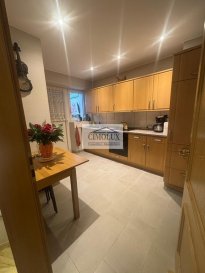 L'agence Cimolux vous propose la vente d'une maison de +/-130m2, libre des 3 côtés, entièrement rénovée avec dalles en béton.

La Maison se compose de  : 

Au sous sol ; 
2 garages (34m2), Buanderie, +2 emplacements parking extérieur. ainsi qu'une cuisine équipée.

1er étage : 
Grand Salon et salle à manger (+/-35m2), débarras, + salle de douche, WC séparé, ainsi qu'une cuisine équipée séparée avec sortie sur terrasse, Veranda (avec chauffage au sol) et jardin.

Au 2e étage : 
3 chambres, 1 Bureau,

+ 2 salles de bain, 1 salle de douche et 1 toilette séparée. 

Pour plus de photos veuillez visiter notre page www.Cimolux.lu

Pour plus d'informations veuillez contacter l'agence au près du +352 621 715 066

Pour l'obtention de votre crédit, notre relation avec nos partenaires financiers vous permettront d'avoir les meilleurs conditions.