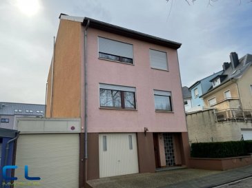 Maison de 1978, libre de quatre côtés sur un terrain de 2,30 ares, située dans un quartier calme d\'Esch-sur-Alzette. <br><br>Au rez-de-chaussée: un hall d\'entrée, un WC séparé, deux garages, une chaufferie et buanderie, un débarras, une cuisine d\'été avec accès au jardin.<br> Au premier étage: un spacieux living, une cuisine équipée séparée, une salle manger avec sortie sur la terrasse couverte.<br>Au deuxième étage: une salle de bains avec douche et baignoire, trois chambres à coucher.<br>Combles: spacieux grenier actuellement aménagé en bureau ou atelier.<br>Maison en très bon état général, construite avec des matériaux de qualité, offrant des spacieuses pièces à vivre.<br>Travaux de rafraîchissement à prévoir. <br><br>Les frais d\'agence sont inclus dans le prix de vente et a charge du propriétaire.<br><br><br><br>