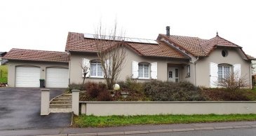 HAUTE-KONTZ

Idéalement située à proximité immédiate du LUXEMBOURG (Schengen) et de l'Allemagne (Perl)

Maison individuelle F6 de 214 m2 édifiée sur un terrain de 10 ares, offrant un cadre de vie confortable et fonctionnel, proche de toutes commodités: écoles, commerces et axe autoroutier.

- Au rdc:
Une entrée avec rangements
Une cuisine équipée ouverte
Un bel espace séjour de plus de 50 m2 avec accès direct à une terrasse couverte
Un dégagement
Un wc
Deux chambres
Une grande Salle de bains ( baignoire d'angle et douche)
Une buanderie.

- À l'étage:
Une mezzanine pouvant servir d'espace bureau ou détente
Deux grandes chambres.

- Annexes et extérieurs:
Garage double
Terrasse
Jardin 

- Equipements et confort:
Pompe à chaleur air/eau
Poêle à bois
Panneaux solaires
Adoucisseur d'eau
Aspirateur centralisé

Cette maison allie, volumes généreux, confort moderne et situation géographique idéale pour une famille ou pour les frontaliers.

À découvrir sans tarder !