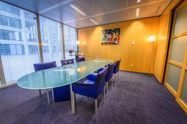 Sur le plateau d’affaires de la CLOCHE D’OR à Luxembourg, au sein d’un immeuble de bureaux de standing, A LOUER MAGNIFIQUE BUREAU HAUT DE GAMME MEUBLE de 30 m2! 

 Sont inclus dans le loyer les prestations suivantes :

 - Bénéfice d’une adresse professionnelle,

 - meubles et équipement design (bureau, chaise, armoire, caisson de tiroirs, lampe de bureau, téléphone, lampadaire..),

 - climatisation, chauffage, électricité,

 - ligne téléphonique dédiée avec numéro spécifique,

 - INTERNET haut débit illimité garanti,

 - Accès sécurisé au bâtiment 24h/24h 7j/7j,

 - administration du courrier,

 - accueil physique et téléphonique de vos clients,

 - espace d'accueil pour visiteurs,

 - espace détente pour locataire et accès à une grande terrasse,

 - ménage quotidien du bureau et des parties communes,

 - …

 Avec supplément, vous avez accès à :

 - Boissons (café nespresso, thé, capuccino, boissons fraîche, softs….)

 - salle de réunion, de formation ou de séminaire, 

 - traduction, tâches de secrétariat, affranchissement,

 - photocopie, impression,

 - papeterie, signalétique…

 - salle d’archives,

 - coursier,

 - organisation d’évènement (déjeuner d’affaires, cocktail, buffet…

 - parking intérieur,

 - ….

 La durée du contrat est variable selon vos besoins. Flexible et modulables, votre bureau pourra s’agrandir pour s’adapter à l’expansion de votre activité et accueillir vos nouveaux collaborateurs.

 Vous avez la certitude de recevoir vos clients dans un cadre chic et professionnel que vous soyez présent ou absent !

 Loyer : 2490 EUR H.T.
 Disponibilité : immédiate