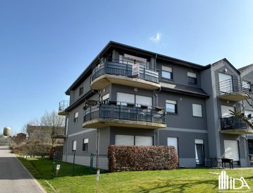 L'Immobilière de l'Attert vous propose en vente ce magnifique appartement situé dans une résidence dans le village de Marnach, commune de Clervaux.

L'appartement d'une surface habitable de +/- 72 m² se compose de:

- hall d'entrée avec coin vestiaire
- grand séjour / salle à manger avec coin cuisine équipée, sortie sur balcon
- débarras
- 2 chambres à coucher
- salle de bain avec lavabo
- wc séparé.

L'appartement dispose d'une cave ainsi que de 3 emplacements de parking intérieurs.

Pour plus d'informations ou pour visiter cette propriété, contactez-nous au +352 23 62 90 20 ou sur immo@immoaida.lu

Consultez nos biens sur www.immoaida.lu