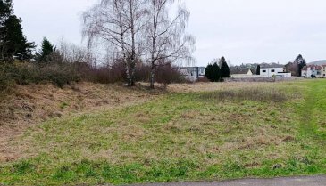 Terrain à Bâtir de 1 895 m² à Bouzonville
Découvrez ce magnifique terrain constructible situé rue Jeanne d'Arc, à la sortie de la charmante commune de Bouzonville (57320), en direction de THIONVILLE et du LUXEMBOURG. 
Offrant un cadre de vie paisible tout en restant proche des commodités, cette parcelle est idéale pour concrétiser votre projet de construction personnalisée.
Les points forts du bien :
•	Surface généreuse : Une belle parcelle totale de 18a 95ca, offrant de nombreuses possibilités d'aménagement.
•	Configuration idéale : Le terrain est plat, facilitant les travaux de terrassement et de construction.
•	Belle façade : Une largeur de façade d'environ 16 mètres, parfaite pour l'implantation d'une maison individuelle spacieuse.
•	Libre de constructeur : Vous choisissez l'architecte et les artisans de votre choix pour réaliser la maison de vos rêves.
•	Viabilisation simplifiée : Bien que non viabilisé, tous les réseaux (eau, électricité, assainissement) se situent à proximité immédiate en bordure de rue.
Localisation et Environnement :
Vous profiterez d'un environnement verdoyant tout en bénéficiant de la proximité immédiate des écoles, des commerces et des axes vers le Luxembourg et l'Allemagne.
Conditions financières :
•	Prix de vente : 79 000 € 
•	Honoraires d'agence : Inclus, à la charge du vendeur 
Note importante : Conformément à la réglementation (Loi Elan), une étude géotechnique vous sera fournie par le vendeur pour la signature du compromis.
CONTACT : 
Gérard STOULIG – Agent commercial EI au : 06 03 40 33 55 – agenceabel@gmail.com