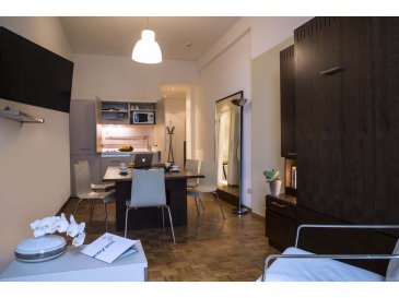 *******COURT TERME POSSIBLE***** 
A louer à Belair studio meublé de 35 m2 A louer, Rue Albert 1er dans le quartier prestigieux de Belair, très beau studio de 35 m2 entièrement rénové, meublé et équipé situé dans une résidence de haut standing.

Ce studio comprend une entrée, une salle de bains avec toilette et une pièce principale avec kitchenette équipée, disposant de mobilier modulaire en boiserie permettant d’utiliser l’espace comme salle de réunion, salle à manger ou chambre à coucher. 
Le sol est revêtu de parquet. Le tout est aménagé avec élégance. 
Idéalement situé à 10 minutes à pied du centre ville et entouré de commerces et de restaurants. 
Ce bien peut être loué pour du court séjour. 
Le prix de la location inclus les charges ainsi que le nettoyage hebdomadaire du studio et le changement des draps et des serviettes de toilette. 
Parquet au sol.
Kitchenette ouverte sur open. 
Machine à laver et machine à sécher le linge.