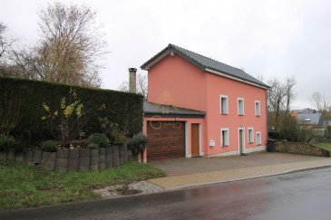 PAS DE VIS-À-VIS  Idéalement située dans le village de Holzem, Real G Immo vous propose en exclusivité cette jolie maison individuelle.

Elle est agencée de la manière suivante :

Au rez-de-chaussée :
o	Hall d'entrée,
o	Cuisine équipée ouverte sur la salle à manger,
o	Grande salle de bain avec baignoire et WC.

Au 1er étage :
o	Salon / salle à manger,
o	1 chambre à coucher.

Au 2ième étage :
o	2 chambres à coucher,
o	WC indépendant,
o	Hall avec dressing.

Les atouts supplémentaires :
o	Garage avec porte motorisée,
o	Atelier avec Four en pierre naturelle,
o	Jardin,
o	Double vitrage PVC,
o	Carrelage dans toute la maison,
o	Chaudière révisée,
o	Toiture et façades récentes,
o	4 emplacements de parking extérieur.

Ce bien sera disponible à partir de Juillet 2020.

Pour plus de renseignements ou une visite (visites également possibles le samedi sur rdv), veuillez contacter le 28.66.39.1.

Les prix s'entendent frais d'agence de 3 % TVA 17 % inclus.

Les visites ont repris, et nous sommes heureux de pouvoir à nouveau vous revoir ! Notre équipe sera équipée de gants et de masques afin de vous recevoir ou vous faire visiter nos biens en toute sécurité. 

Ref agence :73319