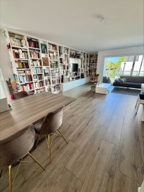COUP DE COEUR ASSURER!!!

APPARTEMENT AVEC JARDIN PRIVATIF!!!

Ce Beau Appartement/Duplex offre un cadre de vie très cosy, chaleureux, intime et tranquille!

En très bon état avec des équipements intérieurs de qualité 'haut de gamme avec grandes terrasses orientées sud-ouest; partie 'jardin' comprise, ainsi qu'une cave, un emplacement intérieur et 2 emplacements extérieurs;

Situation très centrale et proche de toutes les commodités diverses de la vie courante.
Autres atouts : triple vitrage; chauffage au sol; volets électriques.

Composition de l'appartement avec une surface habitable de +/- 127,13 m² et une terrasse au rdch et au 2e étage grand balcon:

- rez-de-chaussée :hall d'entrée, cuisine bien équipée ouverte, living et salle à manger avec des grandes baie vitrées donnant vers grand jardin privatif clôturé et balcon aussi, une chambre ou bureau et WC séparée,

- 2e étage : hall de nuit, belle suite parental avec douche privatif et balcon, salle de douche avec WC, et deux chambres à coucher .

- 2 emplacements extérieurs, 1 emplacement intérieur pour une voiture, une grande cave et buanderie complète ce beau Duplex.

Pour tout renseignement complémentaire ou information veuillez nous contacter par email info@immonordstrooss.lu ou par Tél: 691 850 805.

Proposition de crédit/financement à taux compétitif auprès des banques Luxembourgeoise incluse dans nos services gratuits.