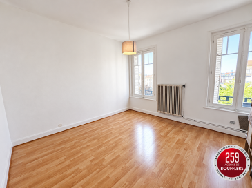 APPARTEMENT DEUX PIECES NANCY SAINT-PIERRE-RENÉ II-BONSECOUR.  Venez découvrir dans un secteur recherché à NANCY, SAINT-PIERRE-RENÉ II-BONSECOURS (rue Lionnois), cet appartement de 2 pièces principales, d'une surface de 31.81m2, situé au troisième et dernier étage d'un petit immeuble en monopropriété. Idéal pour étudiants, jeunes actifs ou professionnels en mobilité. Offrant : une entrée, une kitchenette semi-équipée ouverte sur une pièce de vie (totalisant 16.52m2), une chambre avec placard de 9.97m2 et une salle d'eau avec WC. Système de chauffage individuel au gaz. Idéalement situé entre le centre-ville et le quartier ARTEM, proche de toutes commodités (accès rapide aux transports en commun, commerces, établissements scolaires, centre hospitalier, équipements sportifs, parc...). Loyer : 495.00 EUR charges comprises (soit 440.00 EUR de loyer + 55.00 EUR de provision sur charges comprenant l'eau froide, l'électricité des parties communes, l'entretien des parties communes, l'entretien annuel de la chaudière, ainsi que la taxe des ordures ménagères). Dépôt de garantie : 440.00 EUR. Honoraires : 349.00 EUR TTC dont 95.00 EUR pour l'état des lieux. Si vous avez besoin d'aide dans votre recherche de logement, votre agence AGENCE DE BOUFFLERS se fera un plaisir de vous aider. www.agencedeboufflers.fr. DISPONIBLE IMMÉDIATEMENT.
Les informations sur les risques auxquels ce bien est exposé sont disponibles sur le site Géorisques : www.georisques.gouv.fr