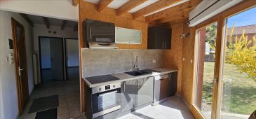 Idéalement située, à deux pas du centre ville, belle maison avec terrain attenant comprenant entrée avec placards, cuisine équipée ouverte sur séjour avec accès à la terrasse. Deux chambres avec placards, salle d'eau et wc séparés.
Mezzanine à l'étage et grenier. CC par pompe à chaleur.