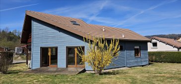 Idéalement située, à deux pas du centre ville, belle maison avec terrain attenant comprenant entrée avec placards, cuisine équipée ouverte sur séjour avec accès à la terrasse. Deux chambres avec placards, salle d'eau et wc séparés.
Mezzanine à l'étage et grenier. CC par pompe à chaleur.