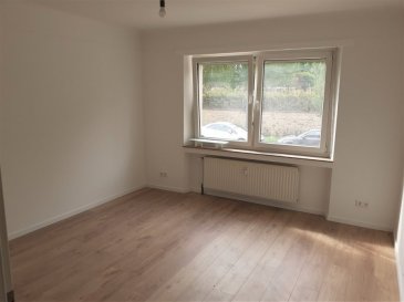 Située au sein du quartier de Bonnevoie à Luxembourg-ville, 3 appartements 1 chambre sont disponibles, au milieu d’un environnement calme, à proximité de tout service et commodité de la capitale. La résidence bénéficie d’un jardin commun clôturé de ± 100m².

Au rez-de-chaussée, un agréable hall de ± 4 m² vous accueille en premier lieu dans la résidence, où vous trouverez un premier appartement de ±43m², composé d’un séjour de ± 14 m², d’une cuisine de ± 9 m² (fonctionnelle et équipée avec vitrocéramique, four, frigo, hotte et lave-vaisselle), d’un WC séparé de ± 2m². Vous trouverez dans cet appartement une chambre de ± 14 m², complétée d’une salle de bain de ± 4m², avec lavabo et WC.

Au 1er étage, un hall de ± 4 m² accessible depuis un escalier de ± 5 m² dessert un deuxième appartement de ±43m². Ce dernier est composé et configuré exactement comme le premier appartement présent au rez-de-chaussée cité ci-dessus.

Au deuxième étage, un troisième appartement de ±41m² comportant une chambre de ± 7m², une cuisine de ± 8m², un WC séparé de ± 2m² et une salle de bain de ± 4m², vous y trouverez en plus un salon de ± 13m² ainsi qu’un bureau de ± 7m².

Au sous-sol, vous trouverez pour finir un grand espace de praticité, commun aux trois appartements, composé d’une cave de ± 8m², d’une cave technique de ± 7 m² (comportant une chaufferie (gaz)) et d’une buanderie.

Un garage de ± 22m² (avec porte électrique) peut être également loué en option.

Vous trouverez également à l’extérieur une terrasse de ± 18m², ainsi qu’un jardin clôturé de ± 100 m², communs tous les deux,

Détails complémentaires :

Fenêtres en double vitrage avec châssis en PVC, volets manuels et vue sur le jardin;
Antenne parabolique, Fibre optique;
Interphone;
Toiture en ardoise;
Accès aisé vers tout secteur de Luxembourg-ville en bus ou en voiture;
Connexions autoroutières vers l’ensemble du pays, l’Allemagne, la Belgique et la France;
Gare de Luxembourg;
Aéroport FINDEL;
Situation recherchée, quartier résidentiel agréable;
Installations sportives à proximité (piscine, clubs sportifs etc);

Loyer mensuel: 1650-€
Charges mensuelles: 150-€ 
Garantie: 3 mois de loyer;
Bail de 3 ans;
Frais d'agence: 1 mois de loyer + TVA 17%