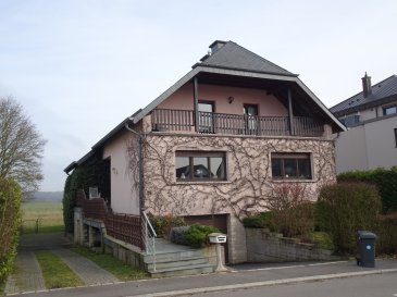 Grande maison familiale dans un endroit calme avec une vue magnifique sur les champs, à proximité de la ville de Luxembourg.

La maison a été construite en 1986. Au rez-de-chaussée, il y a un grand salon/salle à manger avec cheminée, une cuisine séparée, une chambre à coucher, une salle de bain, un toilette invité et l'accès à la terrasse couverte à l'arrière. Au 1er étage, il y a 2 très grandes chambres avec accès au balcon (sud/ouest), un salon/salle à manger avec cuisine ouverte et une salle de bain. Le bâtiment possède un  sous-sol. On y trouve un grand garage pour 2 voitures, 2 pièces de loisir (sport ou musique), une chaufferie, un débarras, un toilette invité et la buanderie. Il y a une sortie vers le jardin arrière. À l'arrière de la maison, une terrasse couverte accueillante a été ajoutée. Le jardin autour du bâtiment est aménagé. Devant le garage et à côté de la maison, plusieurs véhicules peuvent encore être stationnés.

La maison est située dans une Cité très calme, au bord des vastes champs, directement dans la nature. Itzig fait partie des quartiers les plus recherchés de la ville de Luxembourg. De là, on atteint le centre-ville, le Plateau Kirchberg et l'aéroport en peu de temps. Tous les commerces, écoles et activités sportives se trouvent à proximité à Alzingen, Hesperange ou Contern. Les transports en commun sont très bien desservis.
