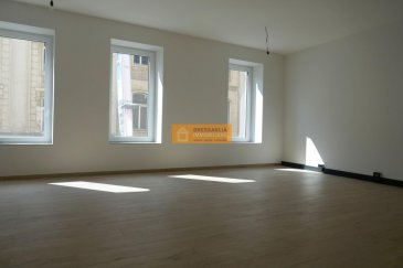 Beau bureau neuf de 65 m2 situé au 1er étage d\'un immeuble situé en plein centre de Esch-sur-Alzette.<br><br>Le bureau dispose de:<br>Hall d\'entrée, grande espace ouvert divisible, espace kitchinette, 1 grande pièce ouverte à l\'arrière et 1 salle de douche + WC.<br><br>Le bâtiment dispose également d\'un ascenseur.<br><br>A voir <br><br>Possible de louer un emplacement en supplément.