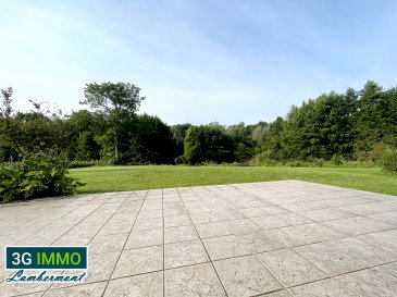 En collaboration exclusive avec Casa Eden, 3G Immo Lambermont vous propose à 20 kms des frontières, à Pierrepont, une maison individuelle de 195m² habitables + 190m² de surface utile. Cette maison exposée plein sud est érigée sur un terrain d’environ 29 ares en pleine nature ; havre de paix au calme absolu avec un ruisseau et ses berges !    

Au rez-de-chaussée, nous retrouvons une superbe pièce de vie de 53m² donnant accès sur la terrasse de plus de 60m² avec vue dégagée plein sud sur la Nature ; à noter, la présence d’une cheminée. Nous retrouvons également une chambre (14m²), une salle de bain totalement carrelée (baignoire et douche), un WC séparé, une buanderie et bien entendu une vaste cuisine (19m²) donnant accès sur la terrasse. Egalement présents un garage et sa partie atelier (58m²) et une chaufferie.
Le premier niveau sur dalle, se compose de 4 chambres (dont deux avec salle d’eau privative), d’un Wc séparé et d’un vaste grenier de 120m² sous pente facilement aménageable si besoin !
Au second niveau se trouve un grenier de 60m² avec une faible hauteur.

Terrain d’environ 29 ares avec cour avant goudronnée et stationnement devant la maison et terrasse carrelée à l’arrière (60m² environ).

Au niveau technique : maison parfaitement saine et habitable avec huisseries DV PVC en bon état, volets PVC, chaudière au gaz avec cheminée et poêle à bois (dans la cuisine); maison saine et habitable, construite en 1995 par un maçon et bien isolée : DPE D et GES D. 

Pour toutes demandes de renseignements et/ou visites :
Grégory Lambermont : 06 42 85 79 02