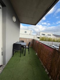 A louer appartement 3 pièces 65 m²
A moins de 10 minutes de Metz.
Magnifique F3 de 65m², comprenant un salon séjour avec accès direct sur la terrasse, une cuisine équipée (hotte, plaque, four et éléments meublants), deux chambres, une salle de bain, un WC séparé et en annexe vous profiterez d'une place de parking.

Chauffage par le sol avec chaudière individuel au gaz

Surface : 65 m²
Modalité de récupération des charges locatives : Prévisionnelles mensuelles avec régularisation annuelle
Date de réalisation du diagnostic énergétique : 30/04/2025

Loyer : 760,00 €
Charges : 85,00 €
Dépôt de garantie : 760,00 €
Honoraires d'agence : 715,00 €

Disponiblité : 05 avril 2026