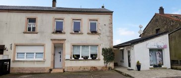 Maison  de village de 177 m2, en plain-pied et étage - Idéal Famille, Profession Libérale ou Investisseur.
À seulement quelques minutes de la frontière allemande, découvrez cette propriété qui allie confort de vie et potentiel de revenus locatifs ou professionnels. Un bien rare sur le marché. 
L’atout maître :  Un Local Indépendant Neuf de 26 m²
C'est la véritable valeur ajoutée de cette vente. Ce local de 26 m², entièrement neuf, dispose de son propre accès indépendant. Un espace polyvalent qui s'adapte à tous vos projets :
•	Cabinet professionnel / Bureaux : L'emplacement idéal pour une profession libérale ou un artisan souhaitant recevoir de la clientèle sans interférer avec la vie privée.
•	Logement Rentable : Prêt à être loué (meublé ou Airbnb), ce studio offre une rentabilité immédiate pour amortir votre crédit.
•	Indépendance totale : Etabli en plain-pied, ce local est parfait pour accueillir un parent âgé, voire un adolescent en quête d'autonomie ou des invités.
Un Emplacement Stratégique aux Portes de l'Allemagne
Profitez d'une situation géographique privilégiée. La proximité immédiate de la frontière allemande fait de cette maison un choix stratégique pour les travailleurs frontaliers cherchant à réduire leur temps de trajet, tout en bénéficiant du dynamisme économique de la région.
L'Habitation Principale
La maison vous séduira par sa luminosité et ses volumes soignés :
•	Espaces de vie : Un très grand espace de salon-séjour chaleureux, avec son bar, invitant à la convivialité sur plus de 60 m2.
•	Confort : 3 belles chambres de 13.20 – 17.09 et 13.12 m2, une salle de jeux de 19.79 m2 pouvant être aménagée en quatrième chambre, et des prestations de qualité.
•	Extérieurs : Une terrasse abritée, directement accessible par la cuisine, elle offre une vue imprenable sur le jardin et l’ensemble du village. Parfait pour vos moments de détente.
Caractéristiques Clés :
•	Maison principale : 177 m2 en plain-pied et étage
•	Terrain : 756 m2, partiellement clos, et aménagé. 
•	Dépendance : 26 m² (Neuf, accès autonome)
•	Localisation : Secteur frontalier, très recherché
•	Potentiel : Mixte habitation / professionnel / locatif
Un bien, plusieurs possibilités. Ne manquez pas cette opportunité rare ! Contactez-moi dès maintenant pour organiser une visite et laissez-vous séduire par le potentiel de cette propriété. Gérard STOULIG – Agent commercial EI au : 06 03 40 33 55 – Mail : agenceabel@gmail.com. WIR SPRECHEN DEUTSCH. 

NB : Les frais d’agence sont à la charge du vendeur.