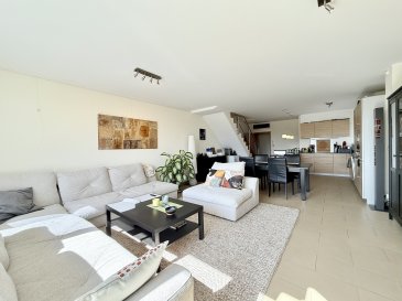 Découvrez ce magnifique duplex à louer, situé à Mamer, une charmante ville du Luxembourg. 

Mis sur le marché par UNIC, cette propriété constitue une grande opportunité pour ceux qui recherchent un lieu de vie moderne et spacieux. 

Détails de la propriété : Ce duplex dispose d'une surface habitable de 170 m², offrant trois chambres confortables, dressing et deux salles de bains, dont une avec douche. 

Construit en 2008, cet espace moderne est parfaitement adapté pour une famille ou des jeunes professionnels. Ce bien est doté d'une cuisine équipée ouverte, idéale pour les passionnés de cuisine. Vous pourrez profiter du beau temps sur le balcon ou la terrasse, chacun s'étendant sur 2,5 m². 

Les commodités incluent un ascenseur, une cave pratique, une salle de lavage et un système de climatisation pour votre confort tout au long de l'année. 
En matière de stationnement, vous ne serez pas déçu avec trois garages disponibles, en plus d'un parc de stationnement extérieur. 
Pour ceux soucieux de la sécurité, un système d'alarme est en place. 

Vous bénéficierez de la lumière naturelle grâce à son excellente exposition plein sud et profiterez d'une connexion Internet en fibre optique.

À proximité : Le quartier de Mamer offre un cadre calme et résidentiel tout en étant bien desservi par les transports en commun. Les familles apprécieront la proximité avec les établissements scolaires de qualité se trouvant dans la région. Les amateurs de nature et de plein air profiteront des nombreux parcs et espaces verts, parfaits pour les promenades et les loisirs. Pour le shopping et les restaurants, le quartier offre plusieurs options séduisantes. Les installations de santé sont facilement accessibles, assurant un accès rapide à des soins médicaux de qualité.

Ne manquez pas cette opportunité exceptionnelle ! Planifiez une visite dès aujourd'hui en nous contactant via le formulaire de contact ou par téléphone.