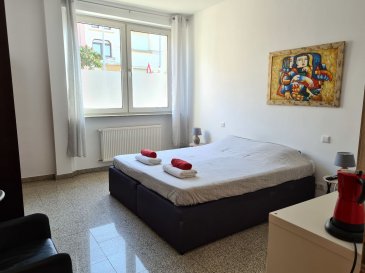 Au c½ur du quartier de Gasperich, et à 2 pas de la CLOCHE D\'OR, de MERL, de BELAIR et de la GARE, A LOUER BELLE ET GRANDE CHAMBRE MEUBLEE de 16.5 m².<br><br>TOTALEMENT RENOVEE, cette chambre offre :<br>- un équipement complet : 1 lit double complet, armoire-penderie, TV, linge de lit, luminaires?<br>- accès à une cuisine équipée commune<br>- accès à une salle de douche avec WC à partager<br>- WIFI inclus.<br><br>Chaque locataire peut S\'INSCRIRE OFFICIELLEMENT À LA COMMUNE COMME RÉSIDENT à Luxembourg.<br><br>+ Loyer toutes charges comprises : 900 EUR/mois<br>+ Caution : 900 EUR<br>+ Frais d\'agence : 1053 EUR TTC<br>+ Disponibilité : immédiate<br><br>Selon l\'occupation du moment, l\'agencement et la surface de chaque chambre peut changer légèrement et nous pouvons disposer d\'une ou plusieurs chambres à louer.<br><br>A VISITER SANS HESITER !<br><br>Proximité à pied de toutes commodités, cette chambre est idéalement situé à 2 pas de :<br>- Cloche d\'Or, Gare de Luxembourg Ville, Merl, Belair,<br>- Autoroutes A3, A6, A4 et A1<br>- Arrêt de bus : lignes 2 / 23 / 90<br>- Commerces de quartier (boulangerie, boucherie, épicerie, ?), Poste, Banques, stations-essence,<br>- Supermarchés (AUCHAN, COLRUYT?),<br>- Bars, Cafés et Restaurants (pizzeria, ?)<br>- Parc, infrastructures et clubs de sport,<br>- Médecins, Kinésithérapeutes?<br>