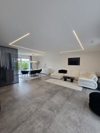 ++++ A VISITER ++++

Immo Nordstrooss vous propose à la vente une belle maison sous garantie décennale sis à Derenbach libre de trois côtés sur un terrain de +/- 4.41 ares d'une superficie habitable de +/- 182,7m²,
Cette belle maison tout confort sur 2 niveaux dans un état impeccable, avec des belles finitions offre un cadre de vie très cosy, chaleureux, intime et tranquille.

Il s'agit d'une maison construite avec des matériaux de qualité en 2021.

La maison se compose comme suit:

REZ-DE-CHAUSSEE: 
- spacieux hall d'entrée 
- WC séparé 
- cuisine bien équipée de haute gamme ouverte sur un grand living lumineux donnant vers terrasse et jardin privatif
- local technique/buanderie  
- grand garage pour une voiture   

ETAGE 1: 
- spacieux hall de nuit 
- salle de bain avec baignoire et douche italienne
- chambre parentale avec accès direct à la salle de bain 
- 3 belle chambres à coucher 

 COMBLES: 
- grenier non-aménageable/stockage  

EXTERIEUR: - Possible de garer +/- 6 voitures devant la maison.

SITUATION GEOGRAPHIQUE: 
DERENBACH est une localité située au nord du pays, proche de la frontière belgo-luxembourgeoise avec toutes ses commodités souhaitées, école fondamentale, école de musique, activités sportives, maison relais, crèches, Lycée international de Clervaux, Lycée de Wiltz, restaurants, centre commerciaux à proximité.  Le transport public en bus est assuré ainsi que le transport ferroviaire se trouve à 10 minutes.

Pour tout renseignement complémentaire ou information veuillez nous contacter par email info@immonordstrooss.lu ou par Tél: 691 850 805.

Proposition de crédit/financement à taux compétitif auprès des banques Luxembourgeoise incluse dans nos services gratuits.