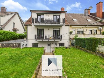 Bel appartement traversant avec jardin privé et double garage ? Hesperange

Situé au cœur de la commune dynamique et prisée d'Hesperange, à deux pas du parc communal et du centre scolaire, ce charmant appartement traversant (3 façades) occupe le 2? étage d'une petite copropriété bien entretenue.

Offrant une surface habitable nette d'environ 135 m² (pour une surface totale de ± 180 m²), il se compose comme suit :
L'entrée s'ouvre sur un hall accueillant qui dessert une cuisine indépendante moderne entièrement équipée (± 8 m²), ainsi qu'un vaste séjour lumineux de ± 31 m². Ce dernier donne accès, par une baie vitrée coulissante, à un balcon exposé sud-ouest d'environ 6 m², parfait pour profiter du soleil en fin de journée. Une première chambre complète cet espace de vie.
La partie nuit, bien séparée, comprend un couloir menant à deux autres chambres, un bureau (pouvant faire office de chambre d'appoint) et une salle de douche.
À l'extérieur, vous bénéficiez d'un jardin privatif d'environ 50 m², rare pour un bien en appartement.
Le sous-sol propose un double garage fermé, deux emplacements extérieurs, ainsi qu'une cave et une buanderie.

Informations complémentaires :
Appartement et copropriété en bon état
Châssis PVC avec double et triple vitrage
Chauffage au gaz par radiateurs (chaudière individuelle)
CPE : en cours
Charges mensuelles : ± 350 €
Environnement calme et résidentiel
À seulement 4,5 km du centre-ville de Luxembourg et ± 3 km du quartier de la Cloche d'Or
Proximité immédiate des commodités : commerces, restaurants, écoles, crèches, axes autoroutiers et transports en commun (arrêt de bus à 25 m)
Environnement verdoyant : grand parc communal, forêt et vallée de l'Alzette à proximité pour de belles promenades

Agent responsable : Alexandre Apolinario
alexandre@vanmaurits.lu
(+352) 691 28 22 14