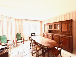 VARENNES EN ARGONNE MAISON  A LOUER .  Dans un village au calme, à louer maison d'habitation d'environ 123 m2 comprenant cuisine, salle à manger, séjour, quatre chambres, grenier, cave, chaufferie, deux garages Chauffage au gaz
 Loyer : 460 euros s Dépot de garantie : 460 euros
 Contact : Bernard BLOCH 06.150.144.36