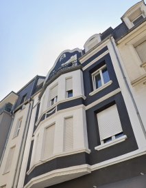 Manso Immo vous présente en exclusivité ce bâtiment multifonctionnel situé à Differdange, offrant plus de 300 m² exploitables et un potentiel exceptionnel. Idéal pour un investissement à fort rendement ou pour une exploitation mixte, ce bien rare se distingue par sa configuration unique, combinant une surface commerciale, d'une maison unifamiliale, un duplex indépendant ainsi que plusieurs chambres offrant de multiples possibilités d'aménagement.

Dès l'entrée, le rez-de-chaussée accueille un commerce de petite restauration disposant de sa propre entrée, parfaitement adapté pour une activité professionnelle immédiate. Un escalier mène au sous-sol où se trouve une vaste salle pouvant servir de salle de restaurant ou d'espace événementiel, complétée par un espace réception, une pièce d'eau et deux WC séparés, offrant un cadre idéal pour développer ou étendre une activité commerciale.

Le premier étage, accessible par une entrée indépendante, constitue la première partie de la maison unifamiliale. Il se compose de trois grandes chambres à coucher baignées de lumière, d'une salle de bains équipée d'une double vasque ainsi que d'un WC séparé. L'ensemble offre de beaux volumes et un cadre de vie confortable.

Le deuxième étage prolonge l'espace nuit avec trois autres grandes chambres à coucher. On y retrouve également une salle de bains comprenant une double vasque ainsi que deux douches, ainsi qu'un WC séparé, permettant d'accueillir une grande famille, une colocation ou toute autre configuration selon vos besoins.

Au troisième étage, un magnifique duplex indépendant vient compléter ce bien polyvalent. Il dispose d'une cuisine équipée, d'un living lumineux donnant accès à un balcon, d'une chambre à coucher et d'une salle de bains. À l'étage supérieur se trouve une seconde chambre, aménagée en suite avec un dressing et une salle de douche privative, offrant un espace intime et parfaitement adapté pour un couple ou une location séparée.

Grâce à ses entrées totalement indépendantes, ce bâtiment offre une flexibilité rare. Il peut accueillir plusieurs unités locatives, une activité professionnelle combinée à un logement, ou tout simplement un projet familial incluant un logement indépendant supplémentaire. Sa configuration en fait un investissement idéal pour de la colocation, du rendement locatif immédiat ou une activité libérale.

Ce bâtiment à haut potentiel n'attend que votre visite pour révéler toutes ses possibilités.

Toutes les indications sont basées exclusivement sur les informations mises à notre disposition par nos clients. Nous n'assumons aucune garantie quant à l'exactitude et l'actualité de ces indications.

Les prix affichés s'entendent frais d'agence inclus de 3% + 17%TVA. Les honoraires d'agence sont à charge des vendeurs.

Pour plus d'informations, photos ou convenir d'un rendez-vous, vous pouvez nous contacter au :
+352 24 51 33 79 info@mansoimmo.lu