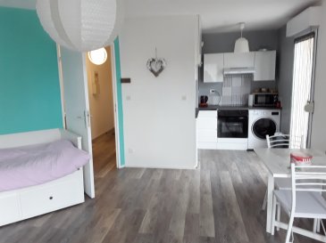 Appartement meublé à Metz.  METZ : Appartement 1 pièce de 34m2 meublé. Spacieux, et meublé avec raffinement, à proximité de toutes commodités : transports, écoles, commerces, proche gare (10mn) à pieds, et le MUSE tout proche. Entrée avec placard, cuisine entièrement équipée four, four micro-ondes, lave linge- sèche linge,téléviseur, meubles de rangement, table, décoration.<br> Disponible mi Septembre<br> LOYER : 500EUR + 60EUR de charges<br> AGENCE VENNER IMMOBILIER<br> 03 87 63 60 09  