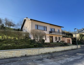 <br /><br /><br>A VISITER !!!!<br><br>Maison unifamiliale libre de 4 côtés avec une surface totale d\'environ 180m2 construite en 1972 sise sur un terrain de +/- 12,55 ares, la maison se trouve dans un quartier très calme et proche du centre ville d\'Echternach.  <br><br>Travaux de réfrechisement  sont à prévoir. <br><br>Cependant du point de vue technique la maison a toujours été bien entretenue. <br>La chaudière à Mazout date de 2012, un drainage a été fait tout autour des murs extérieurs.  <br><br>La maison se compose comme suit: <br>RdCh:  <br>- hall d\'entrée <br>- 2 chambres à coucher <br>- 1 garage (toit isolé) <br>- 1 cave <br>- 1 salle de douche/buanderie  <br><br>1ier étage: <br>- 1 cuisine avec débarras <br>- 1 salle à manger avec accès au balcon <br>- spacieux living <br>- 2 chambres à coucher <br>- 1 salle de bain<br> - hall avec accès à la terrasse / jardin<br><br> 2ième étage:  - grenier aménageable<br><br>Pour plus de renseignements ou une visite veuillez nous contacter au 691 850 805.<br><br>Proposition de crédit/financement à taux compétitif d\'une banque luxembourgeoise incluse dans nos services gratuit.<br>