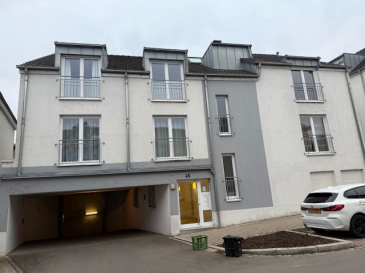 Découvrez cet appartement exceptionnel à louer situé à Grevenmacher, au Luxembourg, proposé par AGENCE REINERT CARLO. Ce bien unique est exclusivement disponible sur athome.lu.

Détails de la propriété: Cet appartement moderne offre une surface de 70 m² et se situe dans un immeuble construit en 2000 de trois étages, avec ascenseur. Il comprend une chambre à coucher, une salle de bains équipée, une cuisine ouverte bien aménagée, idéale pour préparer des repas délicieux facilement. Profitez également de la commodité d'un balcon de 3,6 m² où vous pouvez vous détendre en soirée. Parmi les autres atouts, un parking intérieur et une connexion Internet par fibre optique sont inclus, parfaits pour le confort du quotidien. Le bâtiment est chauffé à l'huile, assurant une chaleur agréable. Par ailleurs, une cave et une buanderie ajoutent une praticité supplémentaire.

À proximité: Située au cœur de Grevenmacher, cette propriété bénéficie d'un environnement chaleureux et accueillant. Vous trouverez à deux pas des écoles de qualité et des services de garde d'enfants. Pour vos moments de détentes, explorez les parcs verdoyants et les infrastructures de loisirs locales. Le centre-ville est animé par une variété de magasins, cafés et restaurants pour satisfaire toutes vos envies. Les transports en commun bien reliés facilitent vos déplacements dans tout Luxembourg tandis que des établissements de santé sont à disposition pour vos besoins médicaux.

Ne manquez pas cette superbe opportunité! Planifiez une visite dès aujourd'hui en nous contactant via le formulaire de contact ou par téléphone.