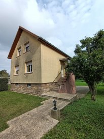 Maison individuelle Diemeringen 5 pièces 102 m². A quelques pas du centre de Diemeringen, Nord Sud Immobilier a le plaisir de vous présenter cette charmante maison individuelle construite en 1951 et qui se compose comme suit : 

- Un rez de chaussée avec entrée, cuisine, salon ouvert sur la salle à manger et WC individuel.
- Un étage avec dégagement, salle de bain ainsi que 3 chambres à coucher.

Le bien dispose également d'un sous sol complet avec garage et d'une cour arrière, le tout sur un agréable terrain plat et clos de 9,66 ares.

Idéalement située à proximité de la gare SNCF,  des établissements scolaires, médecins et commerces. De plus, cette localité se situe à 7,5 km de l'autoroute A4, à 25 km de Sarreguemines, à 35 km de Sarrebourg, et à 87 km de Strasbourg.

Les informations sur les risques auxquels ce bien est exposé sont disponibles sur le site Géorisques : www.georisques.gouv.fr

Agences Nord Sud Immobilier à Diemeringen, Sarreguemines, Rohrbach les Bitche et Bitche.