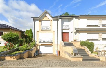 BELLE MAISON LUMINEUSE LIBRE DES 3 COTES 
DE 1995 LIVREE 1997 - TERRAIN 3.64 ARES 
SISE AU 152 RUE REVEREND PÈRE THIEL  L-3572 DUDELANGE

SURFACE NETTE HABITABLE : +- 190 m² - Surface BRUTE : +-  325  m² 

REZ-DE-CHAUSSÉE : 95m2
- HALL d'entrée (8)  - WC séparé (2.8) - Escalier vers le 1er étage 
- LIVING+SAM (60) + FO - Porte-fenêtre coulissante menant sur VERANDA et vers JARDIN
- CUISINE ouverte (12) - Porte-fenêtre menant sur VERANDA et vers JARDIN

1ER ÉTAGE : 		95m2
HALL (18) 
MASTERBEDROOM n°1 arrière (18.8) +SDB en suite(15.3) + DRESSING en suite (8.4)
CHAMBRE n°2 avant (13.2) + SDD en suite (3.5)  
CHAMBRE / Bureau n°3 avant (11)  

SOUS-SOL : 	115 m2 (ENTIÈREMENT CARRELÉ)
GARAGE pour 2 VOITURES en enfilade (45)- PORTE SECTIONELLE ELECTRIQUE DE 2013
CAVE à VIN CLIMATISEE (13.45)- SALLE DE DOUCHE (3.5) - 
CHAUFFERIE (4,5) CAVE-BUANDERIE (12.3) - 
CAVE extérieure sous TERRASSE(12) - SORTIE ESCALIER vers JARDIN

EXTÉRIEURS :
TERRASSE (25) + VERANDA ALU (20) et escalier vers TERRASSE BASSE et JARDIN (150) 
Côté latéral gauche PASSAGE et accès avant vers arrière-
EMPLACEMENT en pente devant  GARAGE

EQUIPEMENTS 

TRIPLE VITRAGE SCHUECO DE 2016 + MOUSTIQUAIRES+ VOLETS ROULANTS ELECTRIQUES 
CUISINE DE 2013 + CUISINIERE LACANCHE -SDB DE 2021 
FO SEJOUR + NX TUYAU INOX POUR CHEMINEE - SPOTS INTEGRES PARTOUT 
CARRELAGE TYPE GRÈS MEDITERANEE POUR REZ -ESCALIERS en PIERRE DE BOURGOGNE
PARQUET CHÊNE DANS CHAMBRES ET DRESSING- 
CHAUDIERE BUDERUS DE 6/2024 - CHAUFFAGE AU SOL AU REZ -RADIATEURS AU 1ER
TOIT COUVERTURE EN ZINC - VELUX TOITURE + TELECOMMANDE 

ESCALIER ENTREE EN PIERRE REFAIT EN 2017 -FACADE RENOVEE EN 2017
FERBLANTERIE-ZINGUERIE REFAITE 2013 - TERRASSE ARRIERE REFAITE EN 2013

VERANDA ALU (20) DE 2013 AVEC TOITURE RETRACTABLE ET FERMETURES LATERALES

RESERVOIR EAU DE PLUIE 5000LTR + POMPE POUR WC ETC
INTERNET FIBRE - ADOUCISSEUR EAU WATERCAT DE 2013
VENTILATION DES PIECES HUMIDES PAR EXTRACTEUR 2 VITESSES SORTIE EN TOITURE