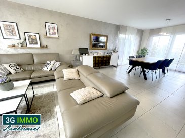 En collaboration Exclusive avec Marc Carniel SAFTI, 3G Immo Lambermont vous propose, hors axes de circulation principaux, à COSNES-ET-ROMAIN une superbe maison individuelle avec 4 GRANDES CHAMBRES, GARAGE, TERRAIN et TERRASSE !

Si vous recherchez de l’espace et de la lumière, cette maison de 2011 (aux normes BBC ; cout de chauffage annuel estimé entre 880 et 1240€) en demi-niveaux, d’une surface habitable de 154m² (+55m² de surface sol) répondra à vos attentes.

Le rez-de-chaussée se compose d’un hall d’entrée distribuant un superbe espace de vie de 45m² avec de nombreuses ouvertures vers l’extérieur et la terrasse de 40m². Nous y retrouvons également un Wc ainsi qu’un garage de 47m² et une buanderie.
Au premier niveau nous retrouvons 4 belles chambres lumineuses (16 / 16,2 et 18,5m²) dont une suite parentale de 26,1m² (dressing, chambre et salle d’eau privative avec douche, meuble vasque et Wc). Une salle de bains (douche italienne, baignoire, meuble vasque et Wc) et un débarras complètent l’ensemble.

La maison est construite sur un terrain de 6,1ares avec possibilité de garer des véhicules, une vaste terrasse et des parties gazonnées. Le tout en secteur résidentiel au calme !

Au niveau technique, la maison possède une très bonne isolation (normes BBC) : DPE B et GES A. Le chauffage au sol sur les niveaux est assuré par une PAC Air/Eau, les huisseries sont en DV PVC avec volets électriques, la toiture est en tuile. A noter également la présence d’une aspiration centralisée, d’une VMC simple flux pour les pièces humides. La maison est raccordée à la fibre avec le RJ45 dans toutes les pièces.  Taxe foncière : 1.800€

Pour toutes demandes de renseignements et/ou visites : Grégory 06 42 85 79 02