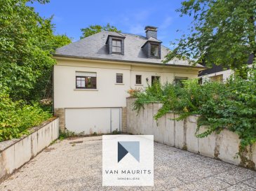 Stadtbredimus - Maison de ± 273 m² avec 4 chambres, jardin, garage et parkings

Située dans l'agréable village de Stadtbredimus, cette maison individuelle construite en 1991 développe une surface totale d'environ 273 m², dont approximativement 165 m² habitables. Elle est implantée sur un vaste terrain verdoyant de 59,40 ares, dans un environnement paisible entouré de nature.

La propriété nécessite des travaux de rénovation, mais offre un potentiel remarquable grâce à ses volumes généreux, ses quatre chambres, ses nombreuses surfaces annexes et son vaste jardin arboré.

Au rez-de-chaussée, le hall d'entrée d'environ 9 m² dessert un salon de 26 m² agrémenté d'un feu ouvert, ainsi qu'une cuisine séparée de 12 m². Un hall de nuit de 4 m² mène à deux chambres d'environ 15 m² et 14 m², à une salle de bain de 5 m² équipée d'un lavabo et d'une baignoire, ainsi qu'à un WC séparé de 3 m² avec lave-mains.

Le premier étage comprend une galerie d'environ 5 m², deux chambres supplémentaires de 16 m² et 27 m², ainsi qu'un grenier non aménagé de 18 m². Celui-ci peut être utilisé comme espace de rangement ou, sous réserve des autorisations nécessaires, être transformé en pièce supplémentaire.

Le sous-sol se compose d'un couloir de 6 m² donnant accès à un garage de 41 m² pouvant accueillir deux voitures, à une salle de douche de 8 m², à une cave de 18 m² et à une chaufferie de 11 m².

Deux emplacements de stationnement extérieurs complètent la propriété.

Les sols sont revêtus de carrelage et de parquet, tandis que les murs présentent des finitions en peinture et en papier peint. Les châssis en bois sont équipés de double vitrage, de fenêtres de toit de type Velux et de volets manuels.

Le chauffage est assuré par une chaudière au mazout Buderus alimentant des radiateurs. Le feu ouvert dans le salon apporte une atmosphère chaleureuse et authentique.

La cuisine est équipée d'une cuisinière au gaz, d'un lave-vaisselle, de meubles de rangement et d'un plan de travail.

L'un des principaux atouts de cette propriété est son superbe jardin arboré d'environ 5 500 m². Cet espace extérieur particulièrement généreux offre un cadre calme et verdoyant, idéal pour les amoureux de la nature, les familles ou la réalisation d'un projet d'aménagement paysager.

Orientée à l'est, la maison bénéficie d'une agréable luminosité matinale. Elle se trouve dans un environnement résidentiel calme, à proximité des transports publics, des écoles, des crèches, d'une gare, d'infrastructures sportives, de restaurants, de pistes cyclables et de nombreux chemins de randonnée.

Pour tout renseignement complémentaire ou pour organiser une visite, veuillez contacter :

Juha Ahonen
+352 661 249 476
juha@vanmaurits.lu