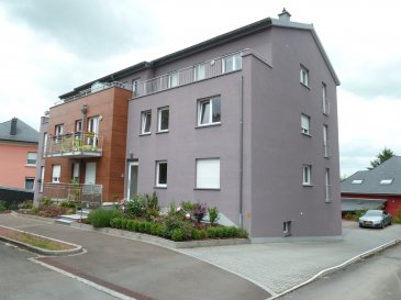 Bel appartement très lumineux se composant comme suit:

• Au sous sol : 
- une cave privative (lot 001), 
- buanderie commune avec emplacement privatif pour une machine à laver, 
- garage privatif pour une voiture avec ouverture électrique et accès direct dans l'immeuble (lot 010). 

• Au 1ier étage: 
un appartement (lot 023) d’une surface habitable de ± 79,00 m2, 
- hall d’entrée,
- une cuisine entièrement équipée,
- WC séparé avec lavabo, 
- Salle de bains avec lavabo, baignoire et douche, 
- 2 chambres à coucher, 
- grande pièce living / salle à manger avec accès au balcon (023).

Volets électriques dans tout l'appartement! 

Emplacement calme et vue imprenable!

Arrêt de bus à 50 mètres de la résidence.
Ecoles à proximité.

Adresse:
12, Avenue de la Gare
L-4873 Lamadelaine
