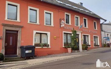 L'Immobilière de l'Attert présente à la vente le fonds de commerce d'un café - restaurant idéalement situé dans la rue Prinicpale à Bigonville, commune de Rambrouch, comprenant le droit au bail du local commercial avec un loyer mensuel de 2 000€, ainsi que tout le matériel et l'aménagement liés à l'exploitation actuelle du café / restaurant.

Le bien situé au rez-de-chausée d'une superficie utile de +/- 230m ² se compose d'un petit hall d'entrée qui donne accès au Café avec 20-25 places, bar et au restaurant qui peut accueillir +/- 45 couverts et dispose d'une belle cheminée et d'un beau cadre.

Belle cuisine accessible via le côté café avec chambre froide et accès sur la terrasse.

Wc homme et femme d'où on peut accéder à une terrasse de +/- 50 m² qui peut accueillir 30-40 couverts.

Grande cave pour stockage.

Possibilité de louer un appartement de +/- 70 m² avec 3 chambres situé au 2ème étage du bâtiment.

Pour plus d'informations ou pour visiter cette propriété, contactez-nous au +352 23 62 90 20 ou sur immo@immoaida.lu

Consultez nos biens sur www.immoaida.lu