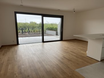 Magnifique appartement à louer à Bertrange, dans une résidence récente idéalement située à proximité immédiate du centre commercial City Concorde.

L'appartement se compose de deux chambres, d'une salle de bains, d'une salle de douche, d'un WC séparé ainsi que d'un lumineux séjour avec cuisine ouverte entièrement équipée, donnant accès à une terrasse et à un jardin privatif avec une vue dégagée.

Le bien dispose également de deux emplacements de parking en sous-sol et d'une grande cave privative.

Situation idéale:
- À quelques pas du centre commercial City Concorde
- Accès rapide aux axes autoroutiers
- Arrêt de bus à proximité immédiate

Pour tout renseignement ou pour organiser une visite, veuillez contacter:
Mme Nassim Toloui
Email: nassim@parkagence.lu