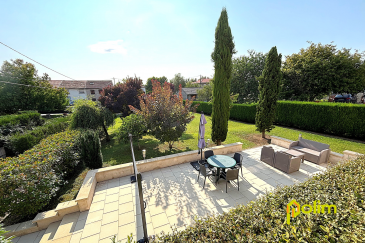 Coup de coeur assuré !!!.  Superbe maison sur sous sol complet offrant 200 m2 de surface totale. Prestations et finitions de qualité. Agréable terrain arboré avec terrasse très bien exposée.
 Rénovation récente, cuisine équipée ouverte sur salon séjour d'env 45 m2, trois chambres avec placard de rangement. Grand garage avec parking exterieur.
 A visiter très rapidement !!!