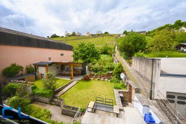 Maison familiale avec logement indépendant.

Nous avons le plaisir de vous proposer en exclusivité cette belle maison avec logement indépendant, idéalement située à Wormeldange, au coeur de la vallée de la Moselle.

Le bien est en excellent état général et immédiatement habitable. Il offre de beaux volumes, plusieurs chambres ainsi qu'un espace extérieur particulièrement agréable, idéal pour profiter des beaux jours en famille ou entre amis.

Composition de la maison:
Au rez-de-chaussée :
Un hall d'entrée
Un salon
Une salle à manger
Un WC séparé
Une cuisine neuve avec accès direct à la terrasse et au jardin
Un espace extérieur aménagé avec coin barbecue, four à pizza et espace grillades

Au premier étage :

Deux grandes chambres à coucher
Une salle de bains

Au deuxième étage :
Quatre chambres supplémentaires
Une salle de douche

Au sous-sol :
Une grande cave
Une chaufferie
Un garage
Un logement indépendant aux multiples possibilités
Le véritable atout de cette propriété réside dans son appartement indépendant entièrement rénové.
Celui-ci se compose : d'une cuisine ouverte sur le salon, d'une chambre à coucher,
d'une salle de douche.

Cet espace offre de nombreuses possibilités d'utilisation : il peut parfaitement convenir pour accueillir un membre de la famille, un adolescent ou un proche, mais également être utilisé comme bureau, siège social d'une société ou espace dédié à l'exercice d'une profession libérale, sous réserve des autorisations nécessaires.

La commune de Wolmeldange offre une excellente qualité de vie et constitue un emplacement idéal aussi bien pour les familles que pour les personnes à la recherche de calme, d'espace et de tranquillité, tout en restant à proximité des principaux axes routiers. Et bénéficie notamment d'une situation géographique avantageuse, avec un accès aisé vers Luxembourg-Ville et la frontière allemande.

Une propriété rare offrant de beaux volumes, un logement indépendant et un cadre de vie privilégié. À découvrir sans tarder !

Pour toute demande de visite ou informations complémentaires, n'hésitez pas à nous contacter au 265341 ou directement notre agent Mme VAZ au 621 283 844 ou par mail au
 lisa.vaz@cl-immo.lu.
Les frais d'agence sont inclus dans le prix de vente et sont à charge du vendeur.