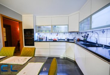 Maison familiale avec logement indépendant.

Nous avons le plaisir de vous proposer en exclusivité cette belle maison avec logement indépendant, idéalement située à Wormeldange, au coeur de la vallée de la Moselle.

Le bien est en excellent état général et immédiatement habitable. Il offre de beaux volumes, plusieurs chambres ainsi qu'un espace extérieur particulièrement agréable, idéal pour profiter des beaux jours en famille ou entre amis.

Composition de la maison:
Au rez-de-chaussée :
Un hall d'entrée
Un salon
Une salle à manger
Un WC séparé
Une cuisine neuve avec accès direct à la terrasse et au jardin
Un espace extérieur aménagé avec coin barbecue, four à pizza et espace grillades

Au premier étage :

Deux grandes chambres à coucher
Une salle de bains

Au deuxième étage :
Quatre chambres supplémentaires
Une salle de douche

Au sous-sol :
Une grande cave
Une chaufferie
Un garage
Un logement indépendant aux multiples possibilités
Le véritable atout de cette propriété réside dans son appartement indépendant entièrement rénové.
Celui-ci se compose : d'une cuisine ouverte sur le salon, d'une chambre à coucher,
d'une salle de douche.

Cet espace offre de nombreuses possibilités d'utilisation : il peut parfaitement convenir pour accueillir un membre de la famille, un adolescent ou un proche, mais également être utilisé comme bureau, siège social d'une société ou espace dédié à l'exercice d'une profession libérale, sous réserve des autorisations nécessaires.

La commune de Wolmeldange offre une excellente qualité de vie et constitue un emplacement idéal aussi bien pour les familles que pour les personnes à la recherche de calme, d'espace et de tranquillité, tout en restant à proximité des principaux axes routiers. Et bénéficie notamment d'une situation géographique avantageuse, avec un accès aisé vers Luxembourg-Ville et la frontière allemande.

Une propriété rare offrant de beaux volumes, un logement indépendant et un cadre de vie privilégié. À découvrir sans tarder !

Pour toute demande de visite ou informations complémentaires, n'hésitez pas à nous contacter au 265341 ou directement notre agent Mme VAZ au 621 283 844 ou par mail au
 lisa.vaz@cl-immo.lu.
Les frais d'agence sont inclus dans le prix de vente et sont à charge du vendeur.